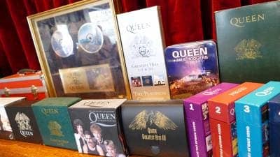 Exposition d'une large collection d'objets de Queen